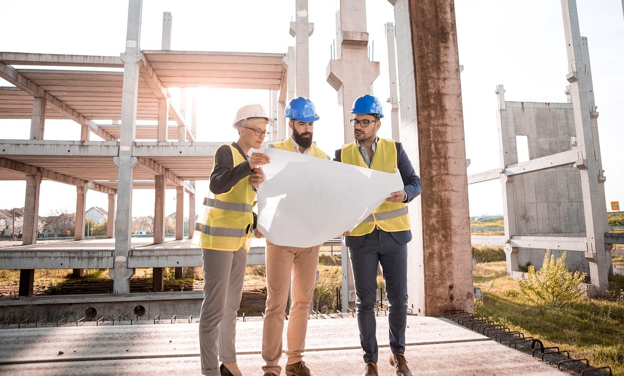 Bauausführung von ATLAS BAU – Fachkräfte auf der Baustelle im Rohbau