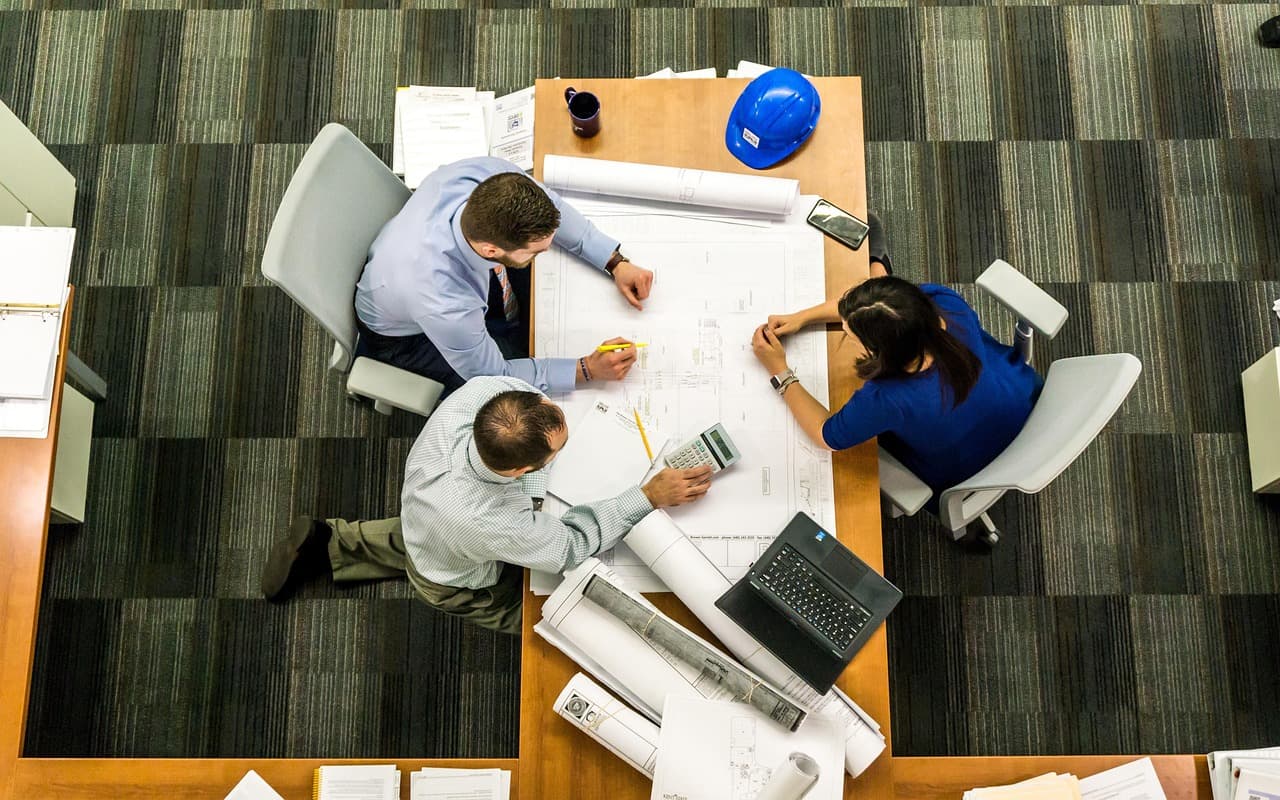 Projektentwicklung bei ATLAS BAU – Team bei der Grundstücksanalyse und Projektplanung