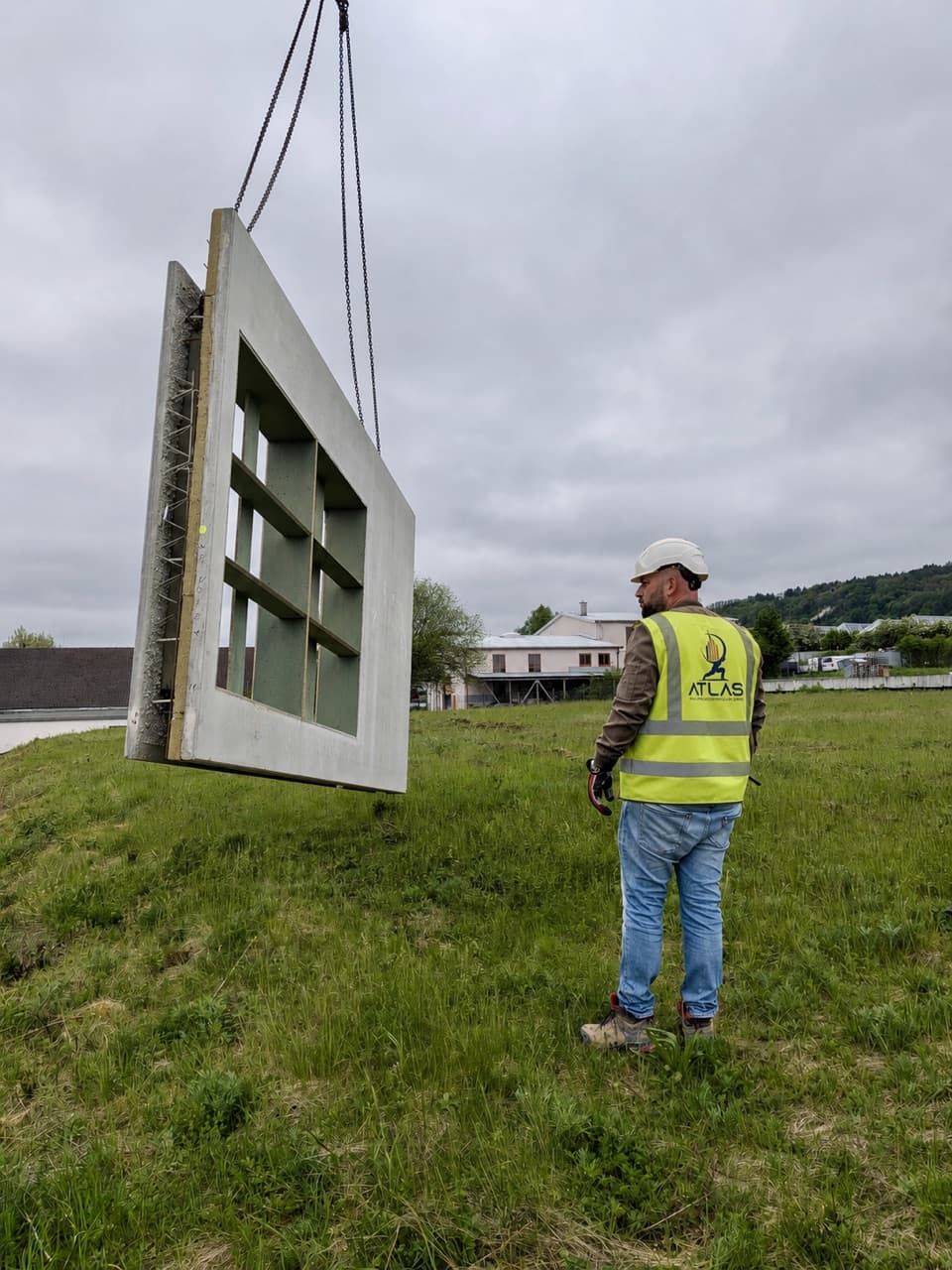 Verantwortung für jedes Projekt bei ATLAS BAU – Bauleiter überwacht Montage auf der Baustelle